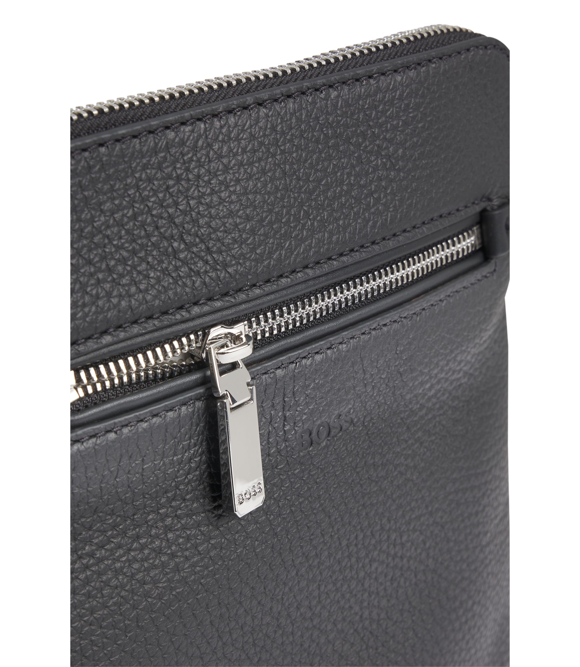 BOSS イタリアンレザー エンベロープバッグ エンボスロゴ hbeu50529289_001_241?wid=1980&