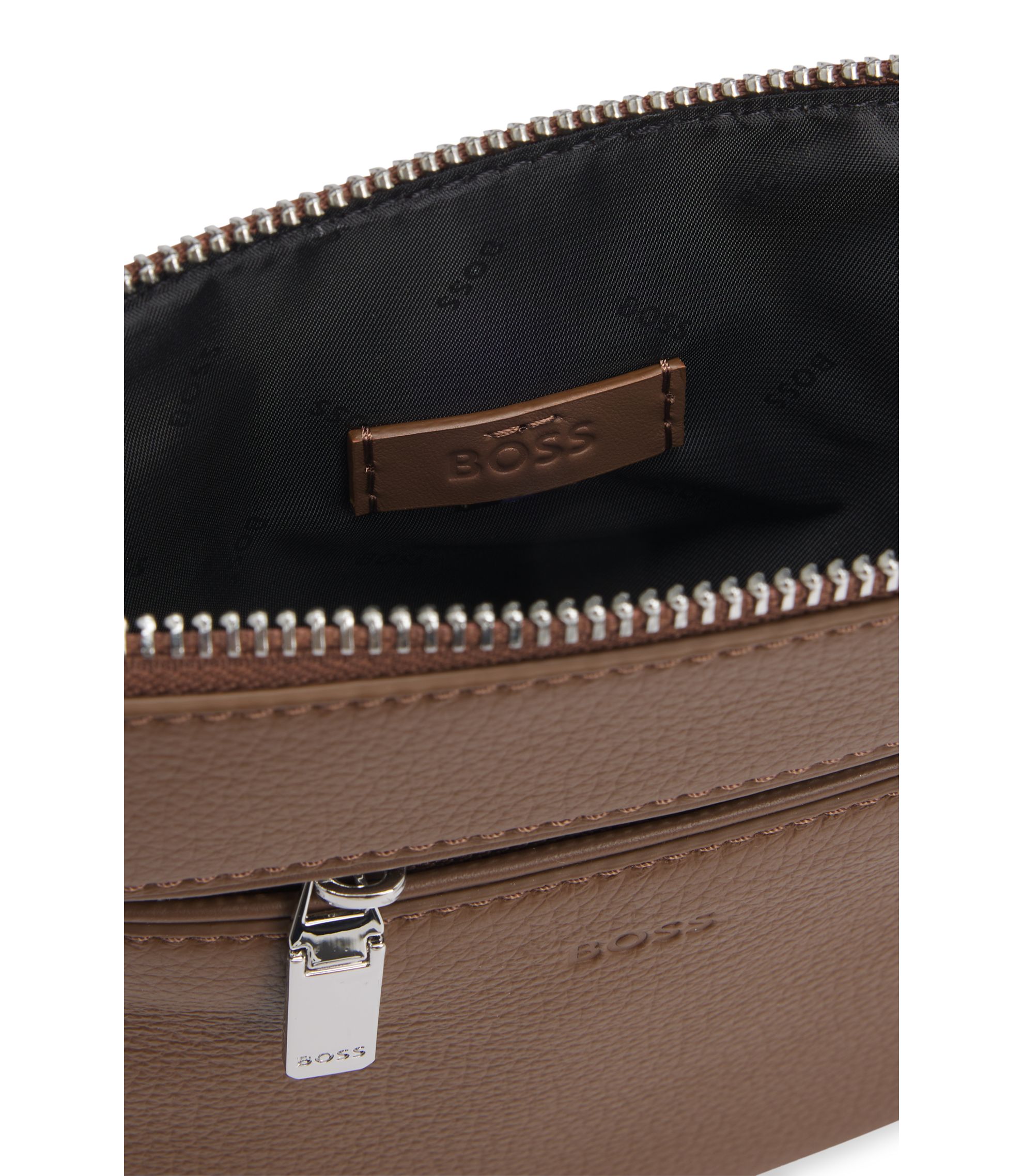 BOSS Sac enveloppe en cuir italien grainé à logo embossé Marron