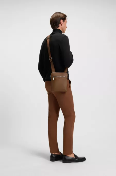 Envelope bag in grained Italian leather with embossed logo