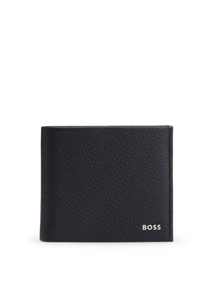 Artikel klicken und genauer betrachten! - Markante BOSS Geldbörse mit poliertem Logo-Schriftzug. Das Accessoire ist aus grob genarbtem Leder gefertigt. Bei der Herstellung unserer Produkte sind wir immer auf der Suche nach nachhaltigeren Lösungen. Mindestens 60 % des Leders in diesem Produkt stammen aus zertifizierten Gerbereien. Die Maße: 9,7 x 11,0 x 1,5 Zentimeter. | im Online Shop kaufen