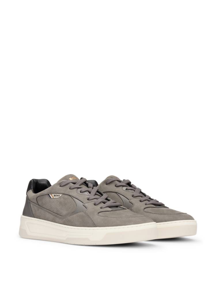 Artikel klicken und genauer betrachten! - BOSS Lowtop Sneakers, die in Portugal gefertigt werden. Die lässigen Schuhe mit Signature-Streifen auf dem Logo-Etikett haben eine gepolsterte Manschette und Akzente aus Leder und Veloursleder. | im Online Shop kaufen