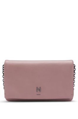 Pochette cuir NAOMI x BOSS à garniture emblématique