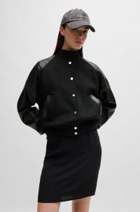 Bomberjacke in Cropped-Länge mit Kunstleder-Ärmeln, Schwarz