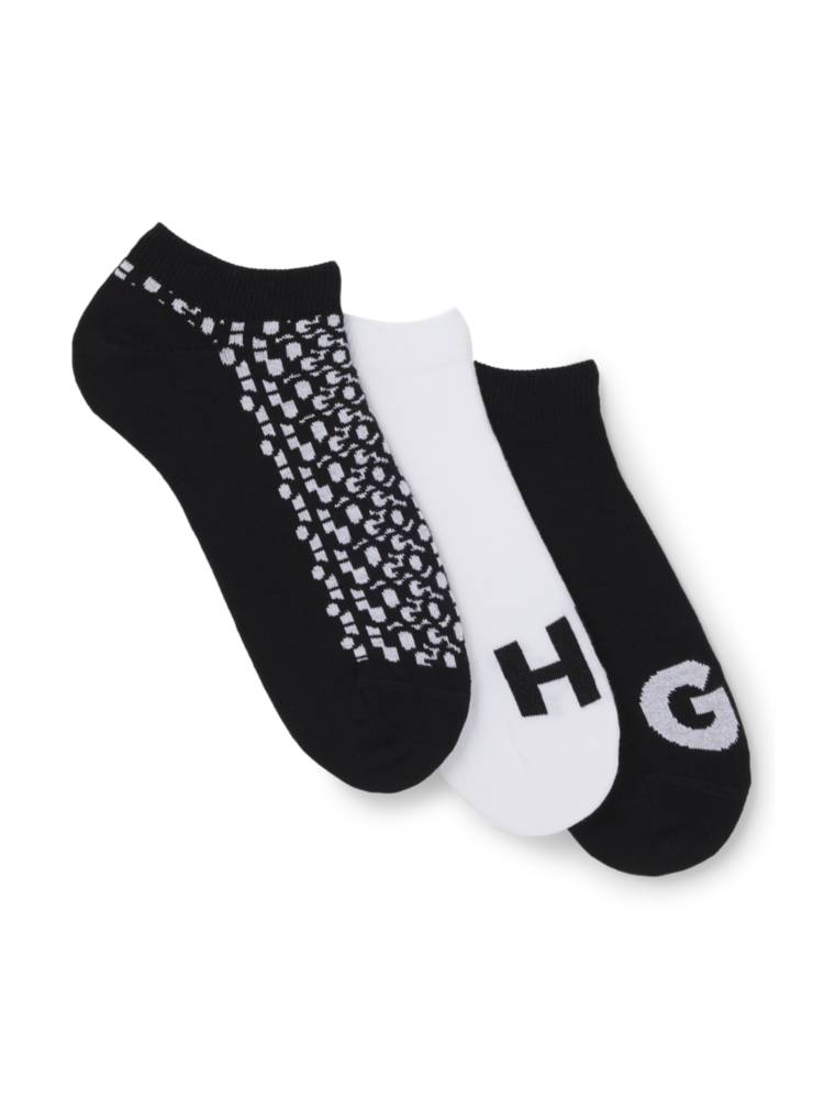 Artikel klicken und genauer betrachten! - Drei Paar HUGO Sneakers-Socken. Die Socken aus einem elastischen Baumwoll-Mix sind mit HUGO Logos in markanten und gemusterten Designs versehen. | im Online Shop kaufen