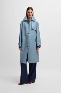 Trench en cuir avec finitions argentées, bleu clair