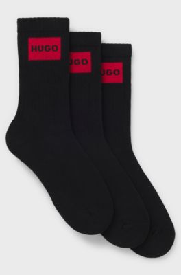 Lot de trois paires de chaussettes courtes avec &eacute;tiquettes logot&eacute;es rouges, Noir