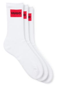 Lot de trois paires de chaussettes courtes avec étiquettes logotées rouges, Blanc