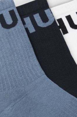 Paquete de tres pares de calcetines cortos en canal&eacute; con logos, Blanco / Azul