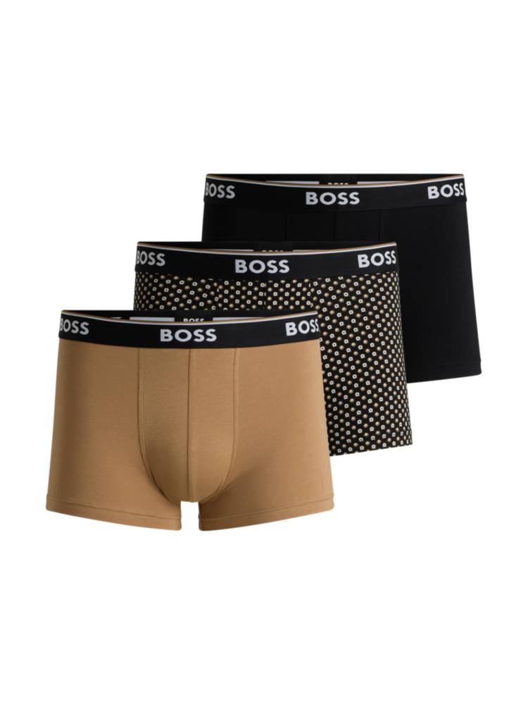 Artikel klicken und genauer betrachten! - Drei eng anliegende BOSS Boxershorts mit kurzem Bein, die aus elastischer Baumwolle gefertigt sind und sich mit einem Print oder unifarben präsentieren. Die Unterwäsche mit mittlerer Bundhöhe ist mit Signature-Streifen und Logos versehen. | im Online Shop kaufen