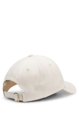 Keps i bomullstwill med logga i metall, Vit