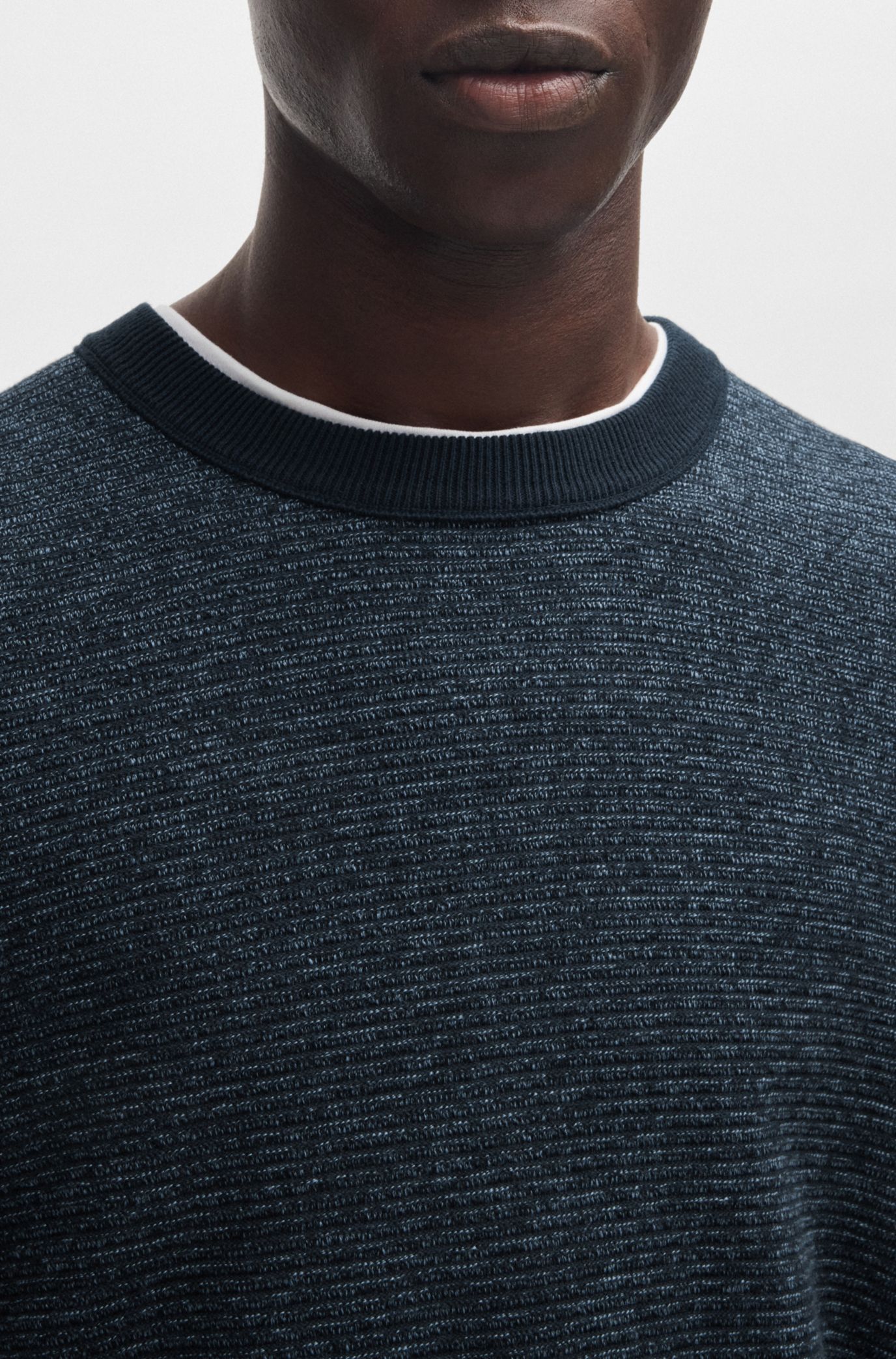 BOSS コットンブレンド セーター カラーブロック＆ロゴ BOSS - ニットセーター コットンブレンド - ダークブルー