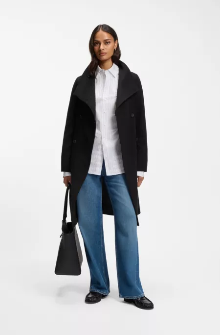 Double-breasted coat in a wool blend