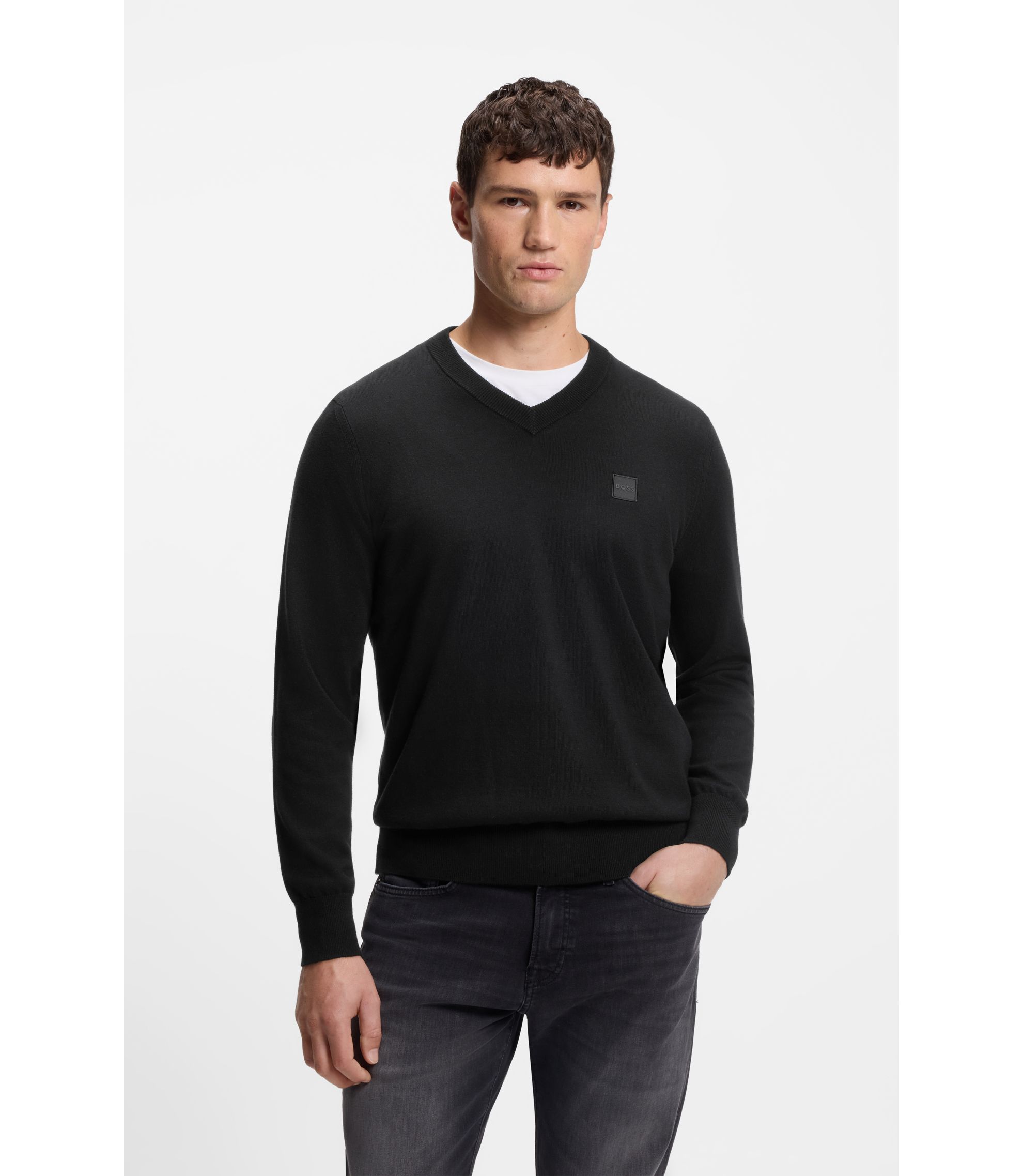 Pullover mit V-Ausschnitt aus Baumwoll-Mix mit Kaschmir und Logo-Aufnäher