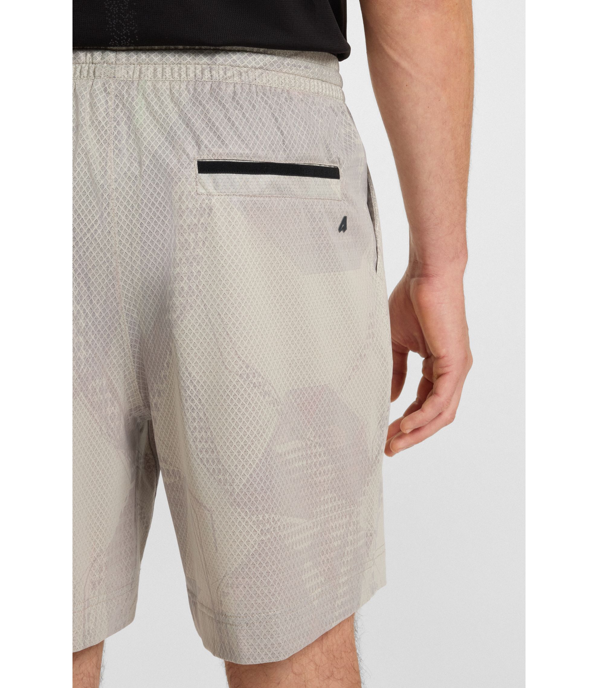 BOSS - アクティブ ラミネートメッシュ ショートパンツ オールオーバー