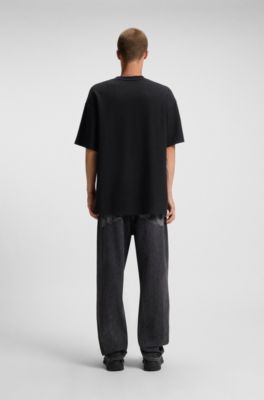 T-Shirt aus Baumwoll-Jersey mit blauem Logo-Aufn&auml;her, Schwarz