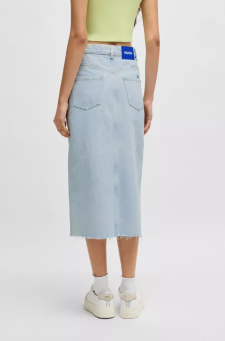 Jupe mi-longue en denim bleu avec base effilochée