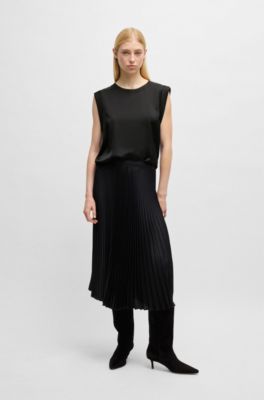 &Auml;rml&ouml;s t-shirt i hamrad satin, Svart