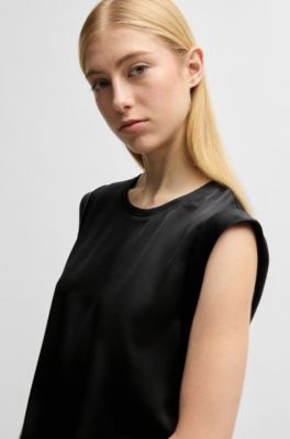 &Auml;rml&ouml;s t-shirt i hamrad satin, Svart