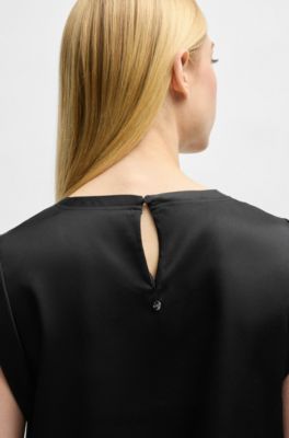 &Auml;rml&ouml;s t-shirt i hamrad satin, Svart