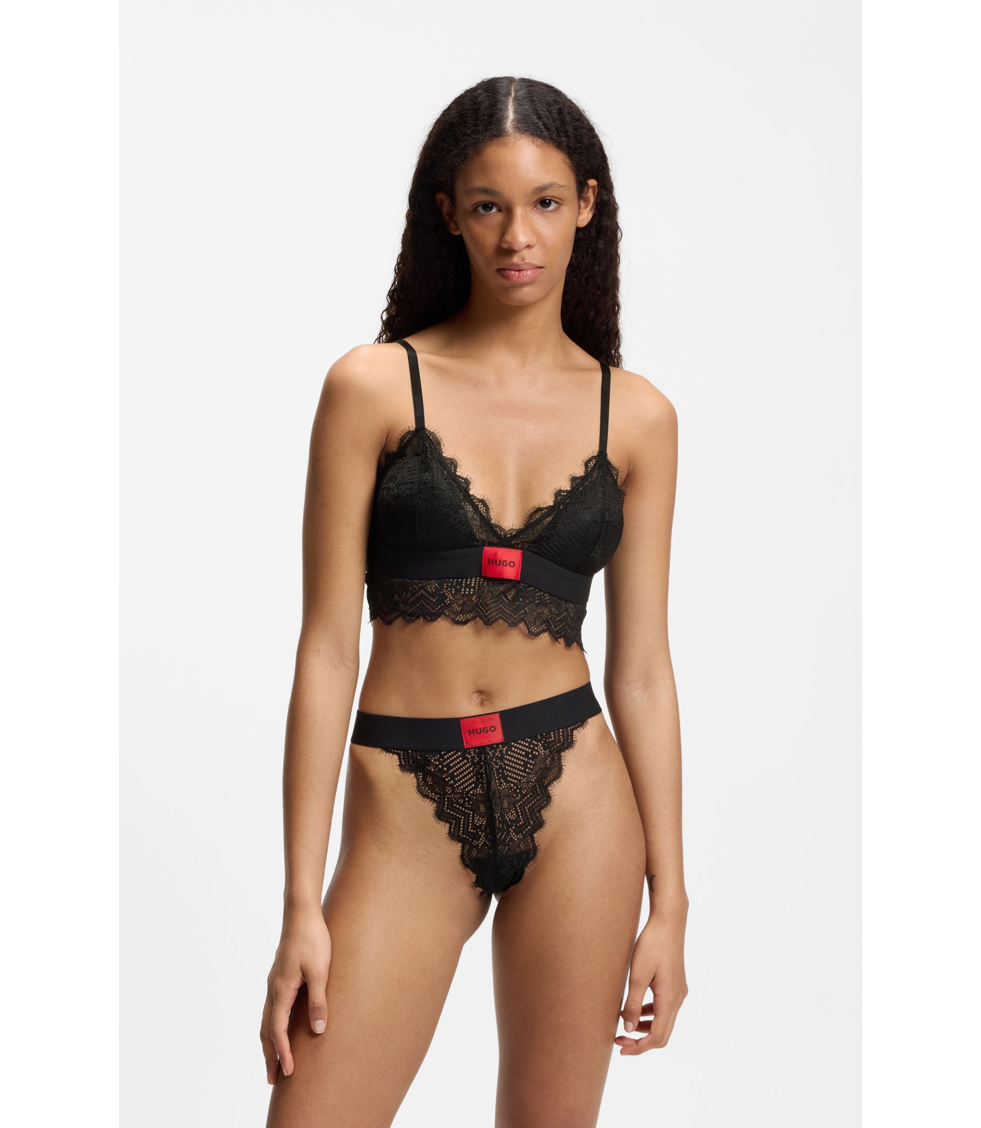 String aus Spitze mit rotem Logo-Label