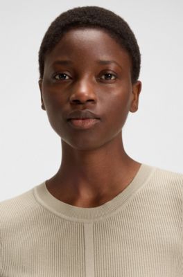 Kl&auml;nning i blandade material med plisserad kjol, Ljusbeige