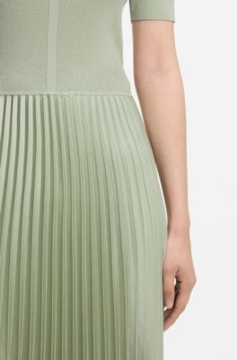 Kleid aus verschiedenen Materialien mit Faltenrock, Hellgr&uuml;n