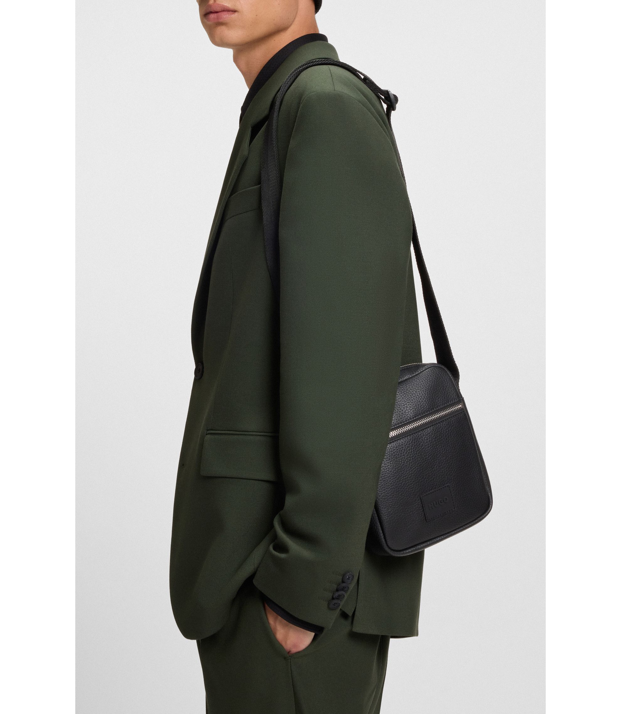 HUGO - グレイン フェイクレザー レポーターバッグ ラバー