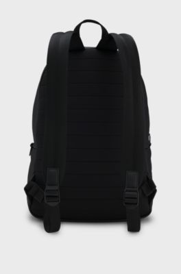 Rucksack mit Rei&szlig;verschluss und Logo-Aufn&auml;her aus Gummi, Schwarz