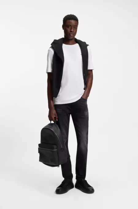 Rucksack mit Reißverschluss und Logo-Aufnäher aus Gummi