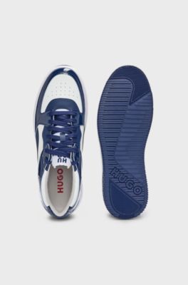 Baskets en similicuir verni, Blanc / Bleu