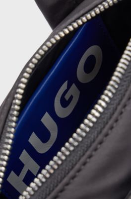 Crossbodytas met logostiksel en ritssluiting met merkaccent, Zwart