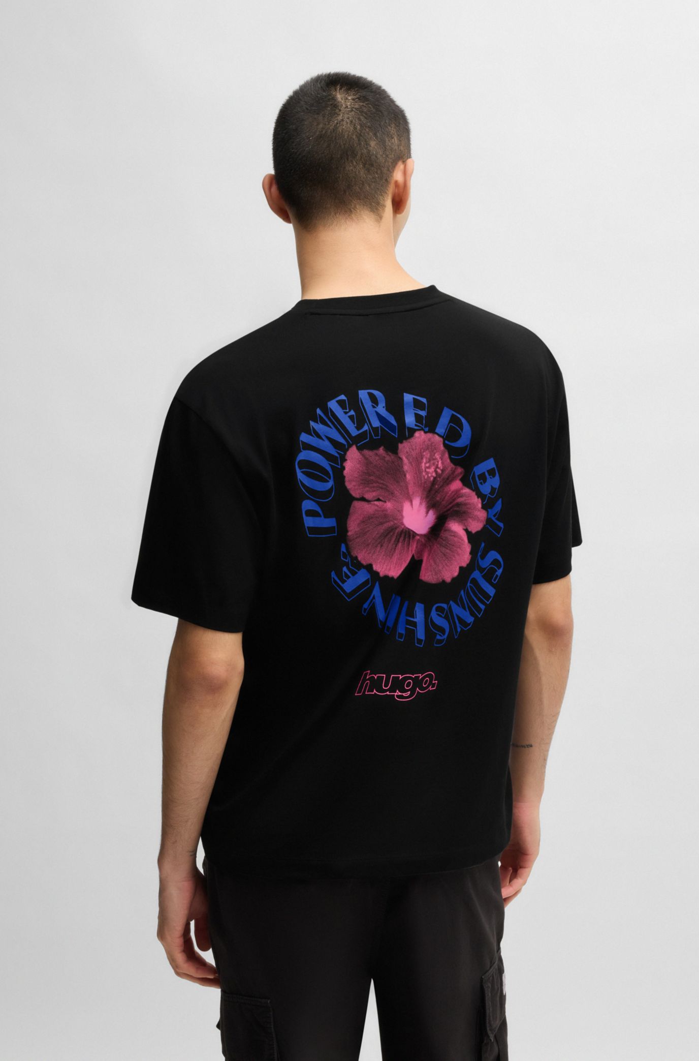 ユニセックス！【Hugo Boss】HAPPY HUGO Tシャツ HUGO - Cotton-jersey T-shirt with 70s film artwork - Black