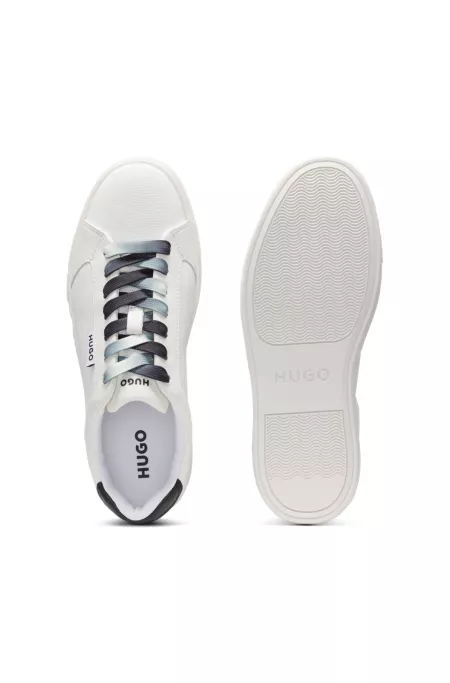Low-top trainers with logo flag