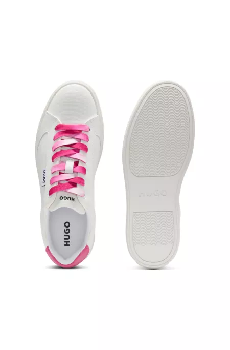 Low-top trainers with logo flag