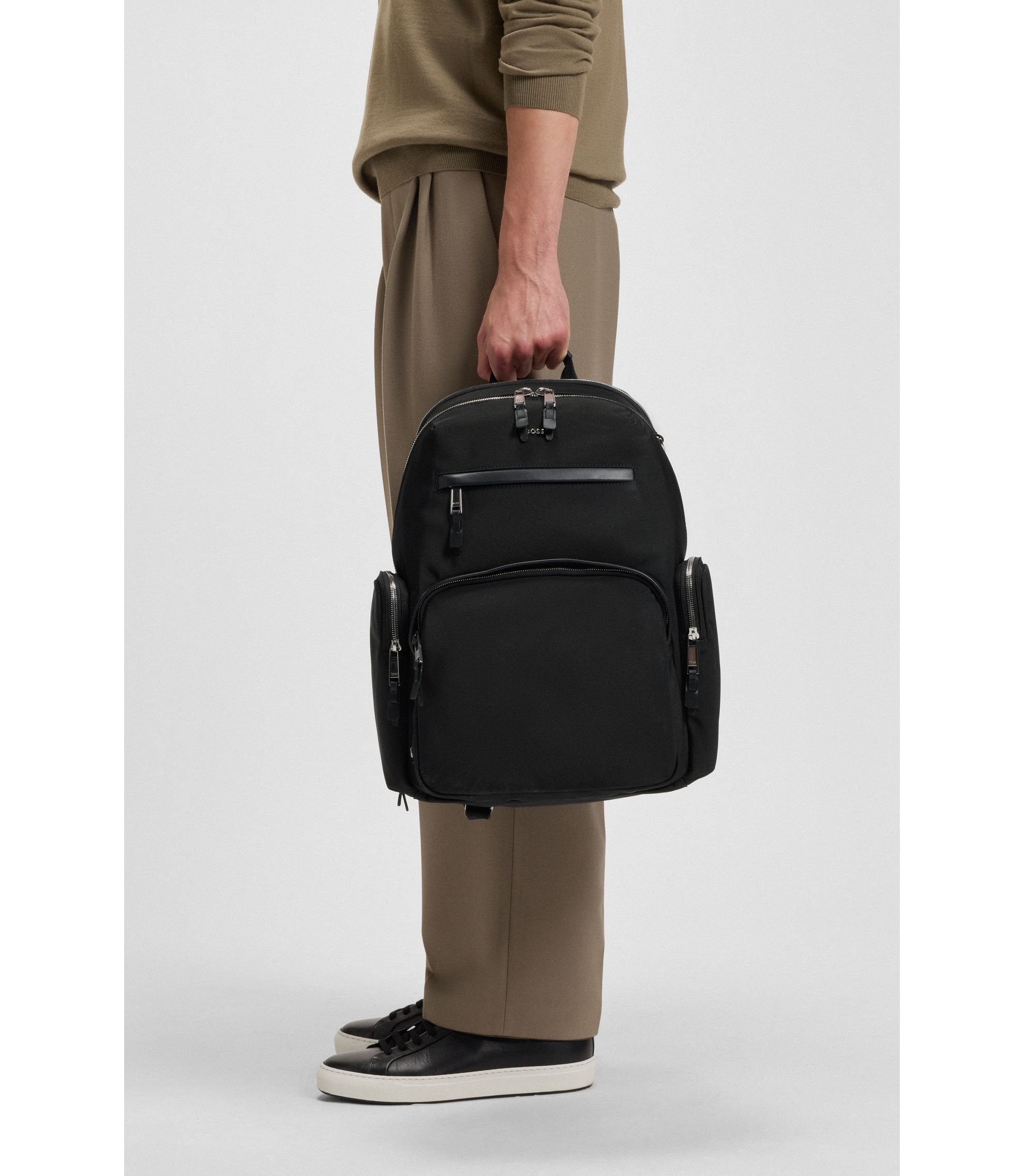 BOSS ブラック リュック・バックパック　稀少、美品。 BOSS（ボス）の「モノグラムプリント バックパック（バック