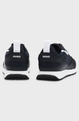 Sneakers aus verschiedenen Materialien mit Logo-Akzenten, Dunkelblau