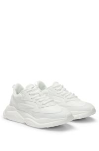 Vetersneakers van verschillende materialen met logo op de hiel, Wit