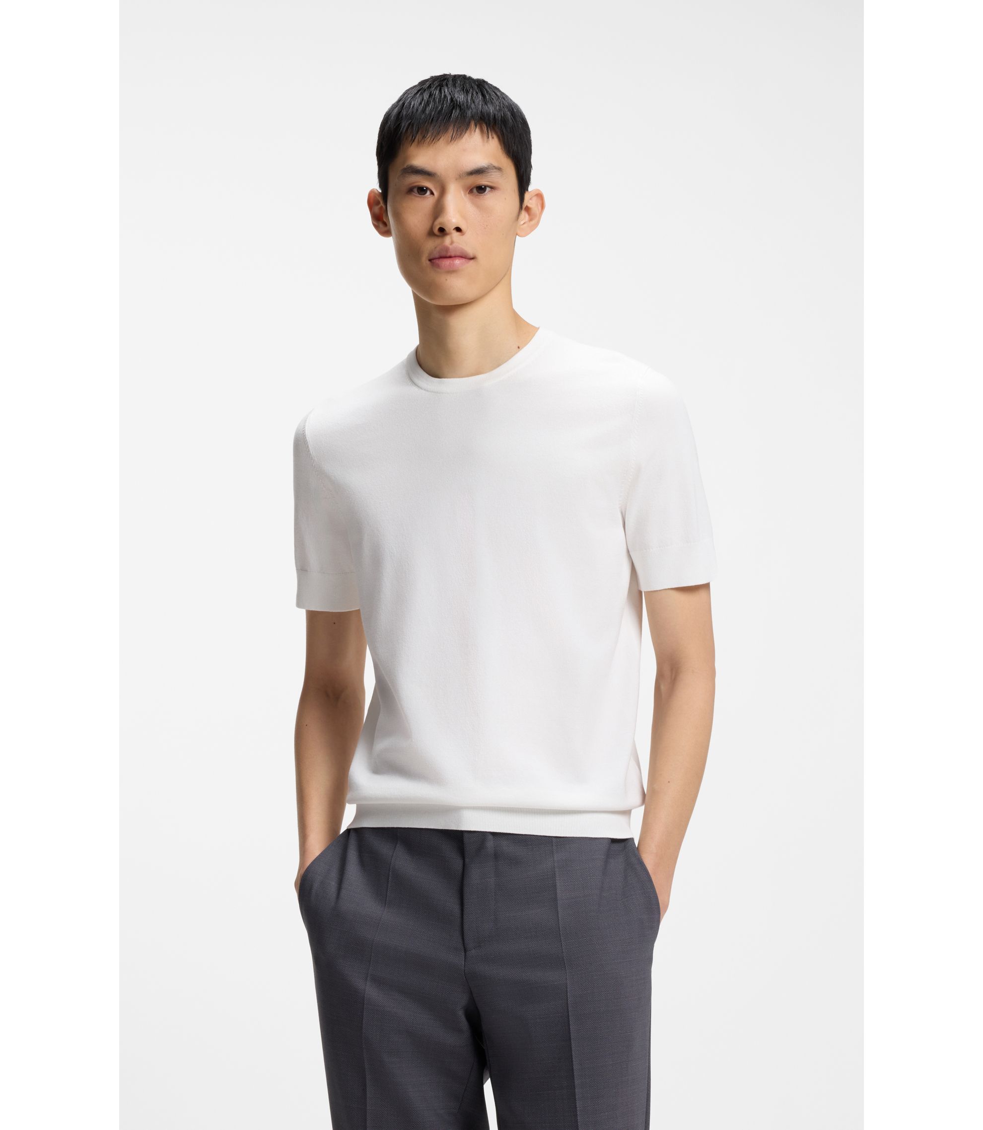 Slim-Fit Strickpullover mit kurzen Ärmeln