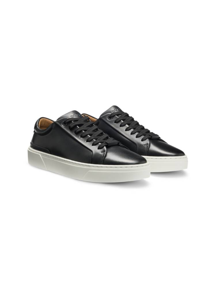 Artikel klicken und genauer betrachten! - Stylishe BOSS Sneakers, die in Italien gefertigt werden. Die Schuhe aus Glattleder sind mit einer Logo-Schlaufe und charakteristischen Ösen versehen. Bei der Herstellung unserer Produkte sind wir immer auf der Suche nach nachhaltigeren Lösungen. Mindestens 60 % des Leders in diesem Produkt stammen aus zertifizierten Gerbereien. | im Online Shop kaufen