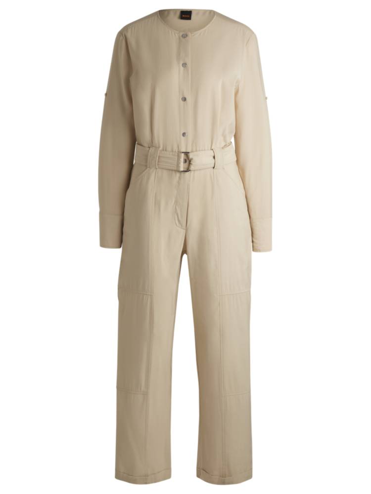 Artikel klicken und genauer betrachten! - BOSS Womenswear Jumpsuit aus einem fließenden Material-Mix mit Gürtel. Der kragenlose Style ist mit Falten und einer Knopfleiste versehen. Ein einzigartiges Piece, das sich perfekt für Job oder Freizeit eignet. Dieses Produkt wird mit Zellulosefasern gefertigt, die aus dem natürlichen Rohstoff Holz aus nachhaltiger bewirtschafteten Wäldern gewonnen werden. | im Online Shop kaufen