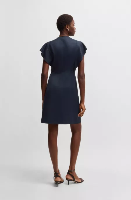 Robe avec encolure goutte d’eau et manches à volant