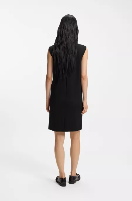 Robe droite en tissu stretch avec épaules boutonnées