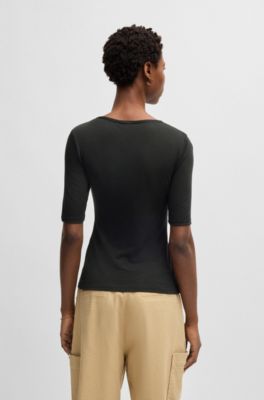 T-shirt met wijde, ronde hals van geribd stretchmateriaal, Zwart