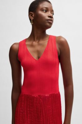 Strickkleid mit einem schimmernden strukturierten Rock , Rot