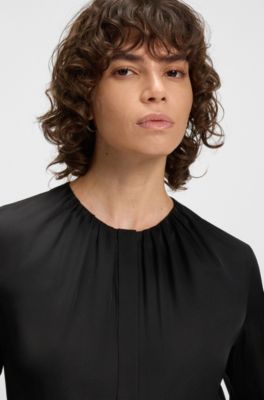 Camicetta regular fit senza collo in seta elasticizzata, Nero