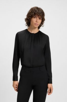 Camicetta regular fit senza collo in seta elasticizzata, Nero