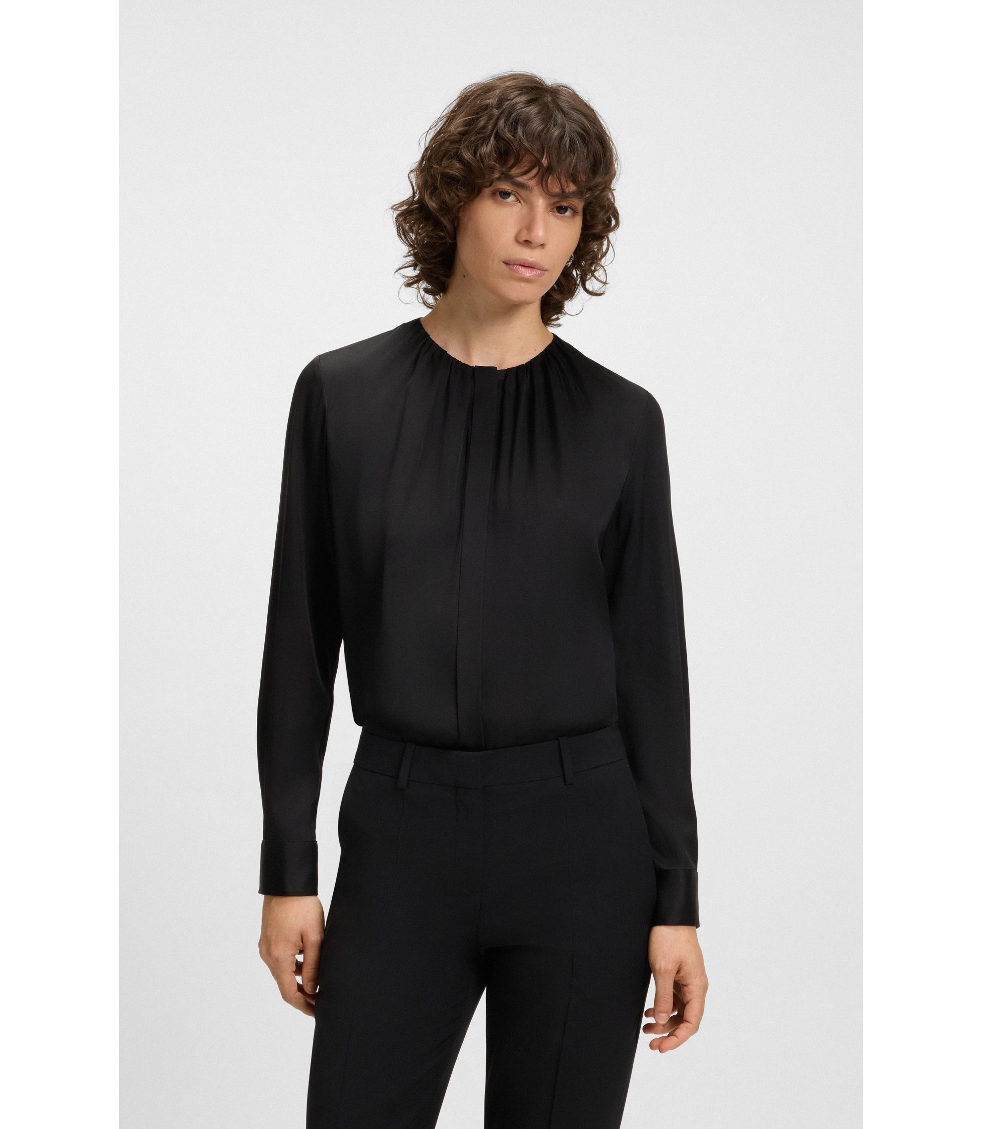 Kragenlose Regular-Fit Bluse aus Stretch-Seide