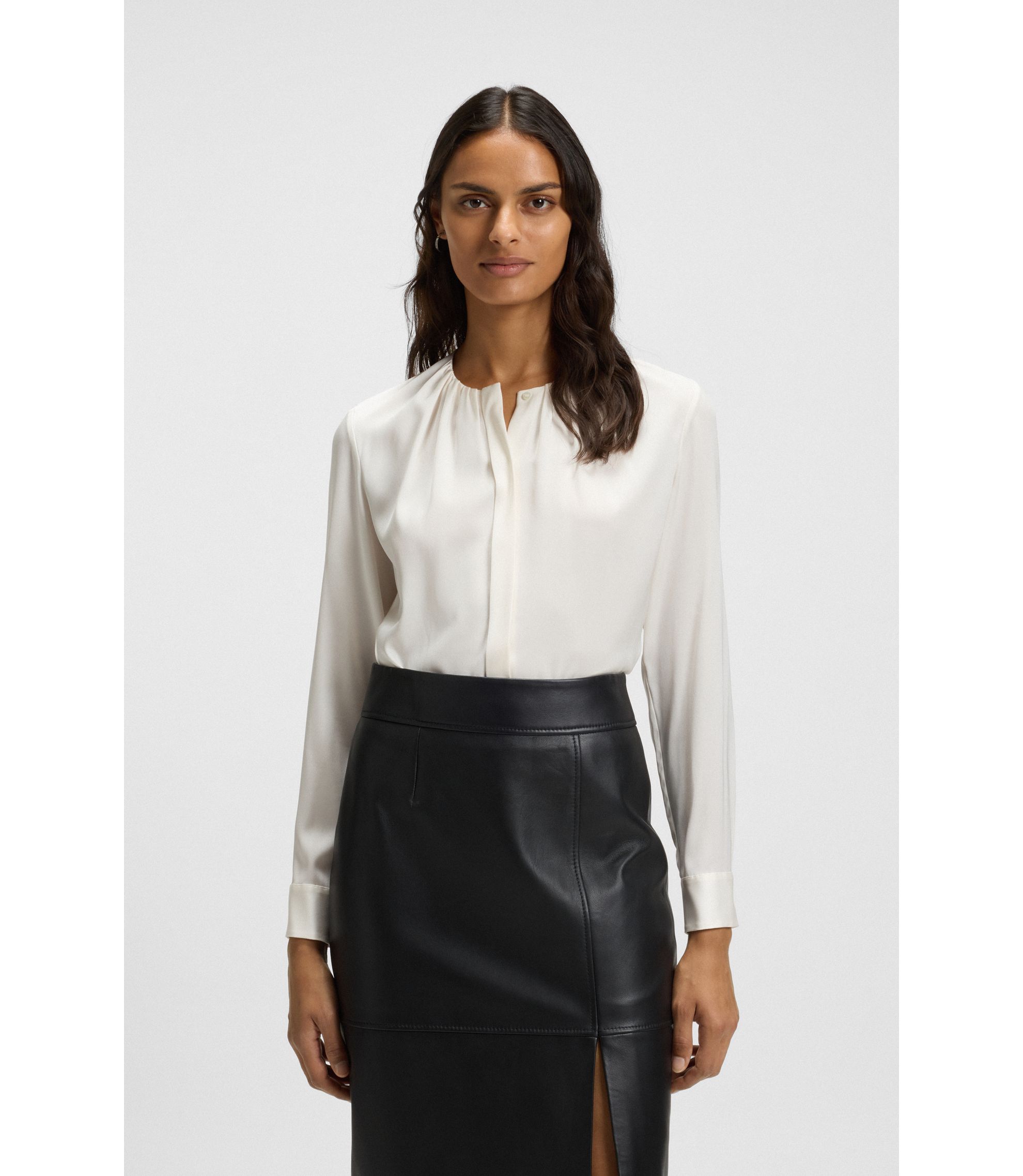 Kragenlose Regular-Fit Bluse aus Stretch-Seide