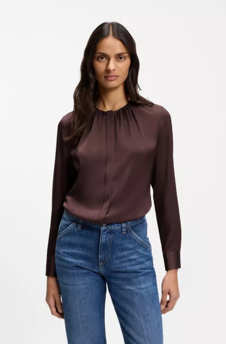 Blusa sin cuello regular fit en seda con elástico