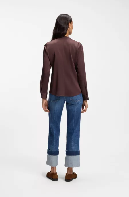 Blusa sin cuello regular fit en seda con elástico